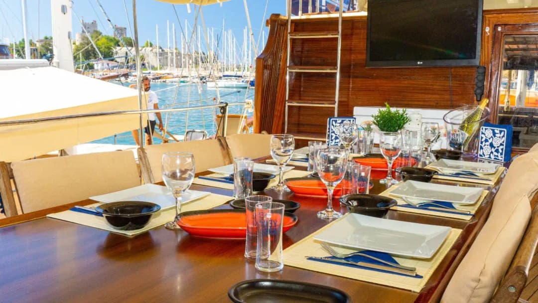 Bodrum'da 12 Kişilik Geniş ve Ferah, 26 Metre, 6 Kabinli Konforlu Gulet