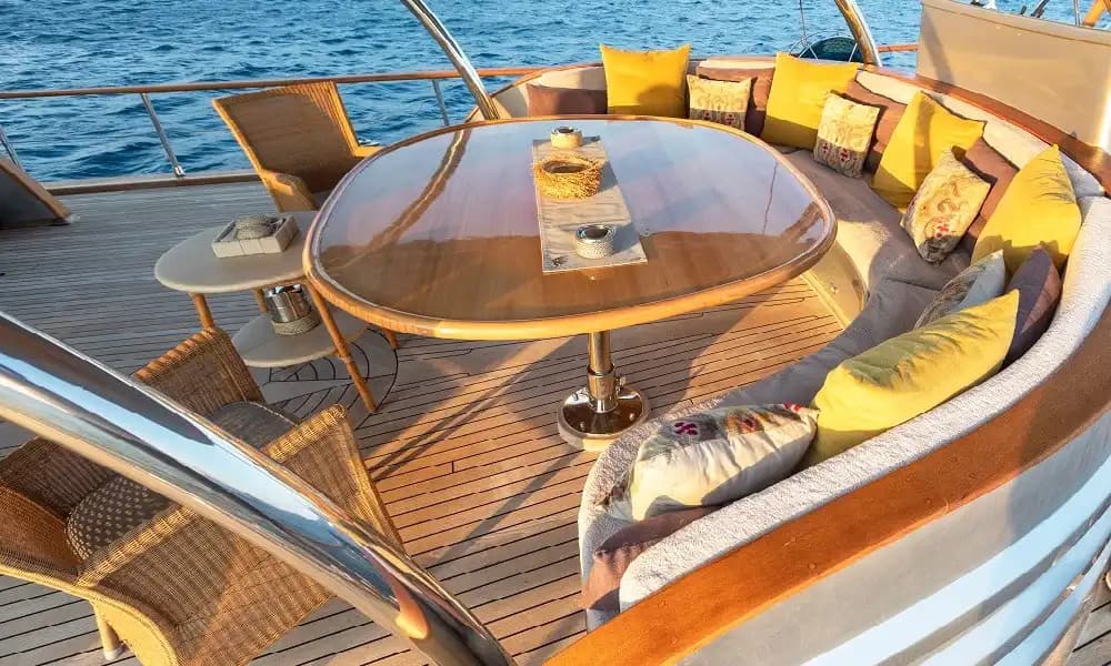 Göcek’te Lüks Yat Kiralama (11 Kişi) | 36,3 m, 5 Kabin, Merkezi Klima, Uzun Rota