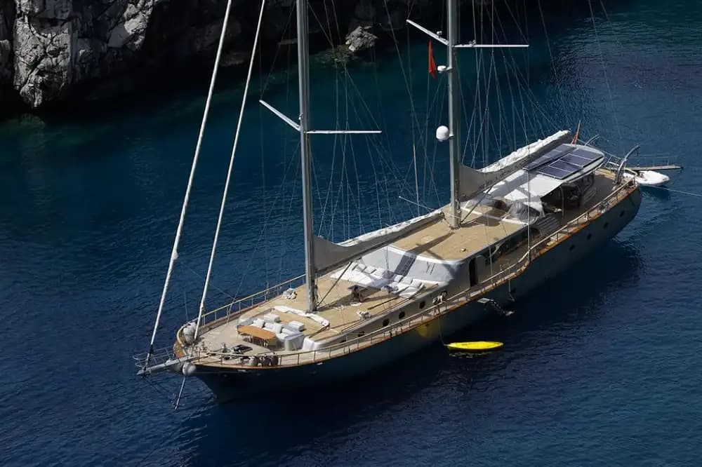 Göcek’te Lüks Yat Kiralama (11 Kişi) | 36,3 m, 5 Kabin, Merkezi Klima, Uzun Rota