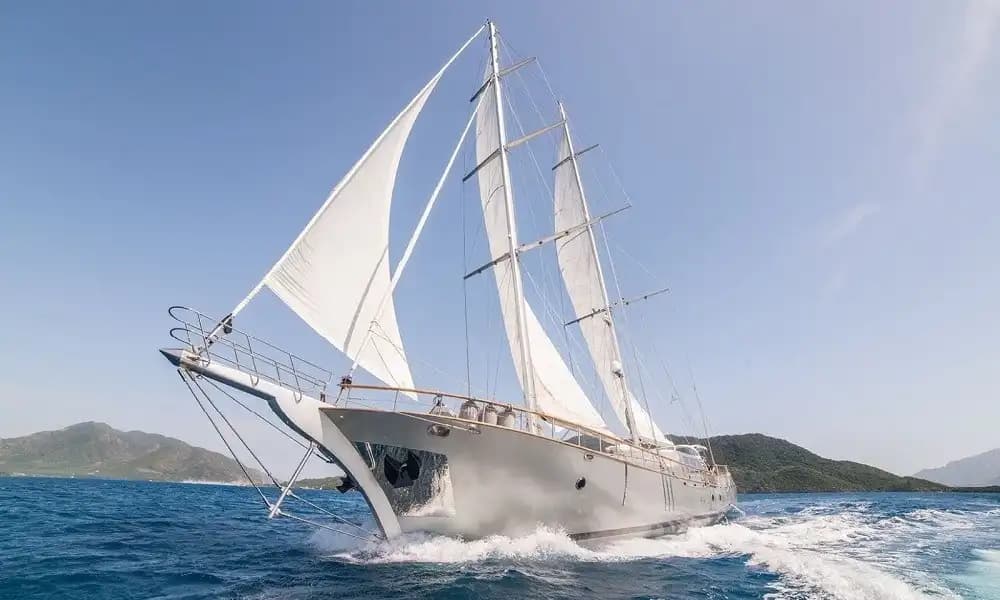 Göcek’te Lüks Yat Kiralama (11 Kişi) | 36,3 m, 5 Kabin, Merkezi Klima, Uzun Rota