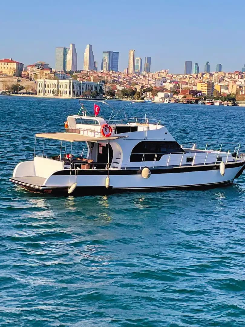 Privat Jachtvermietung In den Blue Gewässer of Istanbul with a BBQ Feast and Atemberaubend Sonnenuntergang View - Bosporusrundfahrt