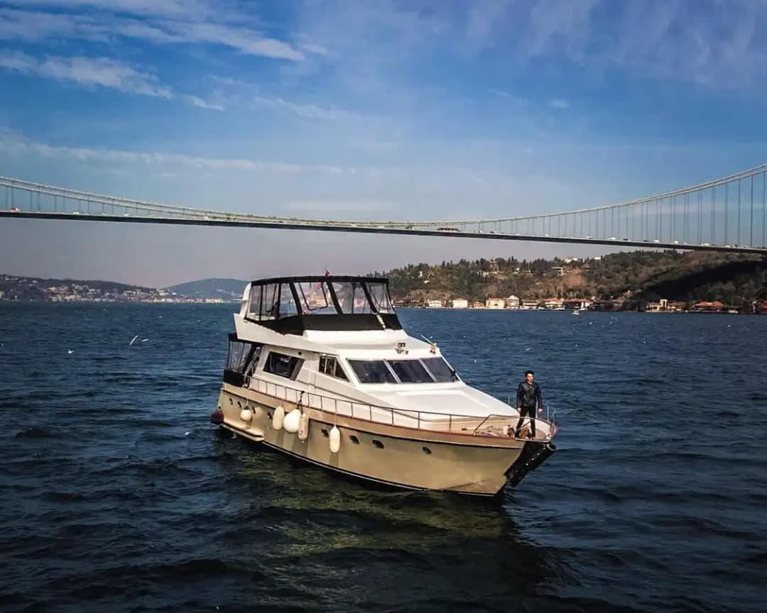 18 Kişilik Geniş ve Konforlu Yat Saatlik veya Günübirlik Kiralama