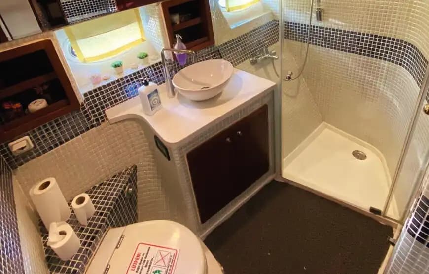 VIP Motor Yacht Enjoyment in the Blue Waters of the Bosphorus – Rental with Captain 11
