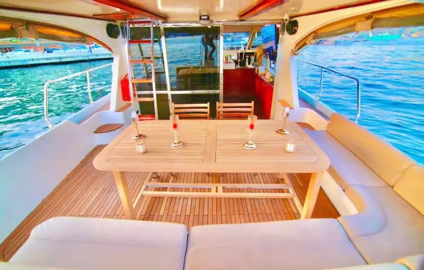 Hold Your Business Meetings with a Bosphorus View on a Geräumig and Komfortabel Jacht 4