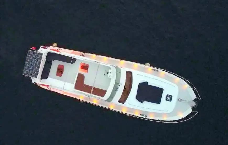 Discover the Historical Beauties de the Bosphorus con a Yate Privado para up to 10 People 4