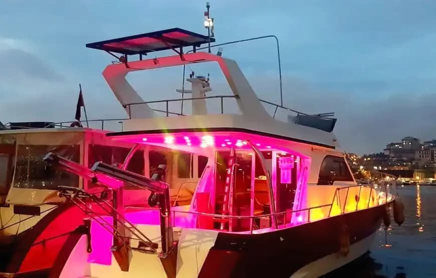 Discover the Historical Beauties de the Bosphorus con a Yate Privado para up to 10 People 5