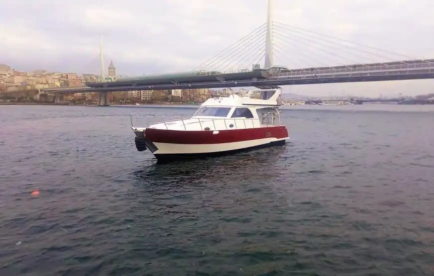 Discover the Historical Beauties de the Bosphorus con a Yate Privado para up to 10 People 9