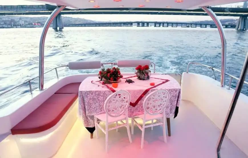 Discover the Historical Beauties de the Bosphorus con a Yate Privado para up to 10 People 6