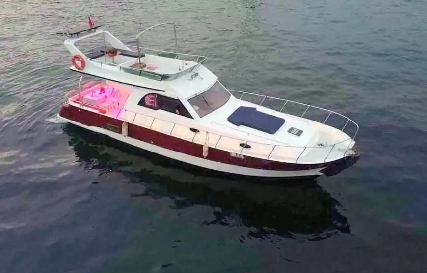 Discover the Historical Beauties de the Bosphorus con a Yate Privado para up to 10 People 7