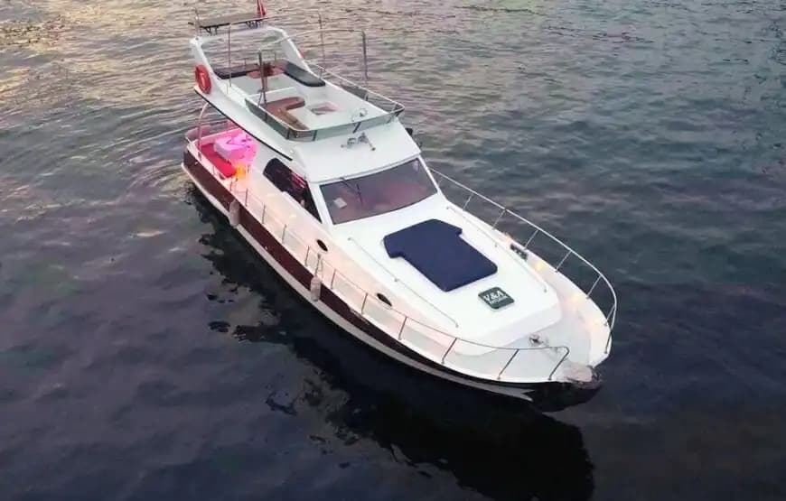 Discover the Historical Beauties de the Bosphorus con a Yate Privado para up to 10 People 2