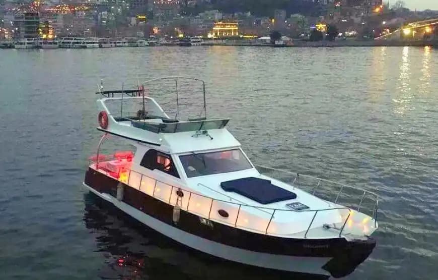 Discover the Historical Beauties de the Bosphorus con a Yate Privado para up to 10 People - Tour por el Bósforo