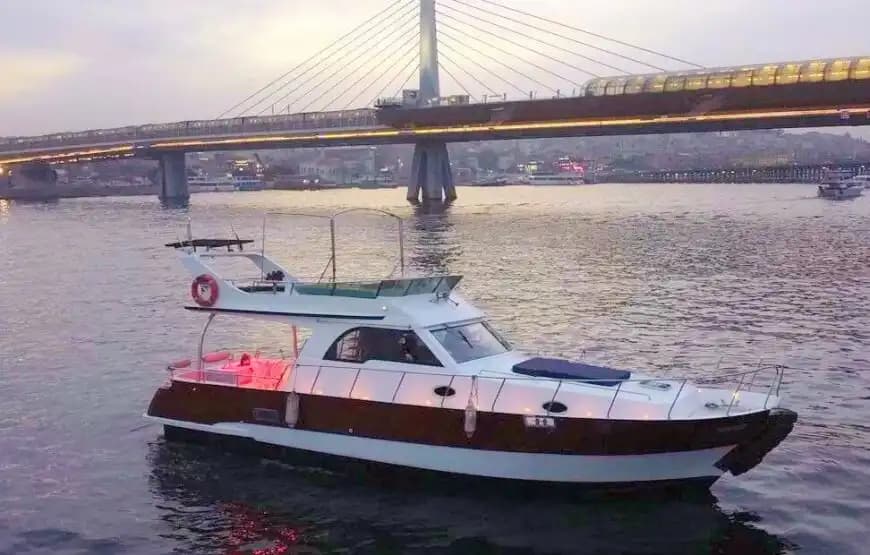 Discover the Historical Beauties de the Bosphorus con a Yate Privado para up to 10 People 8