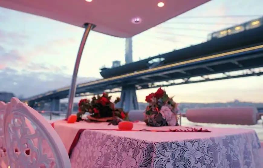 Discover the Historical Beauties de the Bosphorus con a Yate Privado para up to 10 People 12