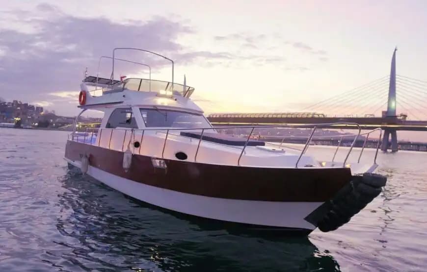 Discover the Historical Beauties de the Bosphorus con a Yate Privado para up to 10 People 10