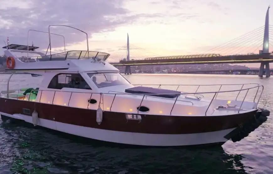 Discover the Historical Beauties de the Bosphorus con a Yate Privado para up to 10 People 3