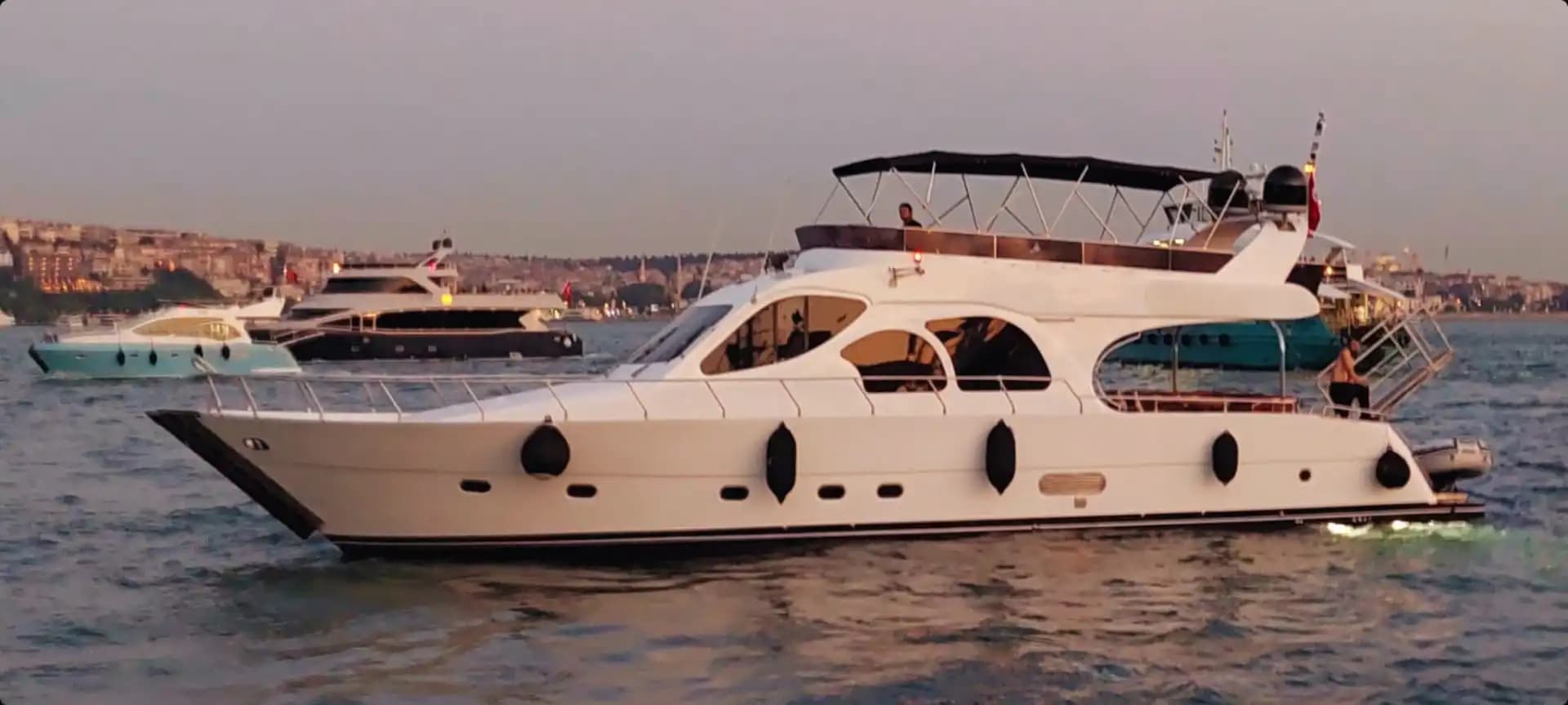 Romantic & Entertaining Moments en un Yate Privado desde Bebek - Tour por el Bósforo