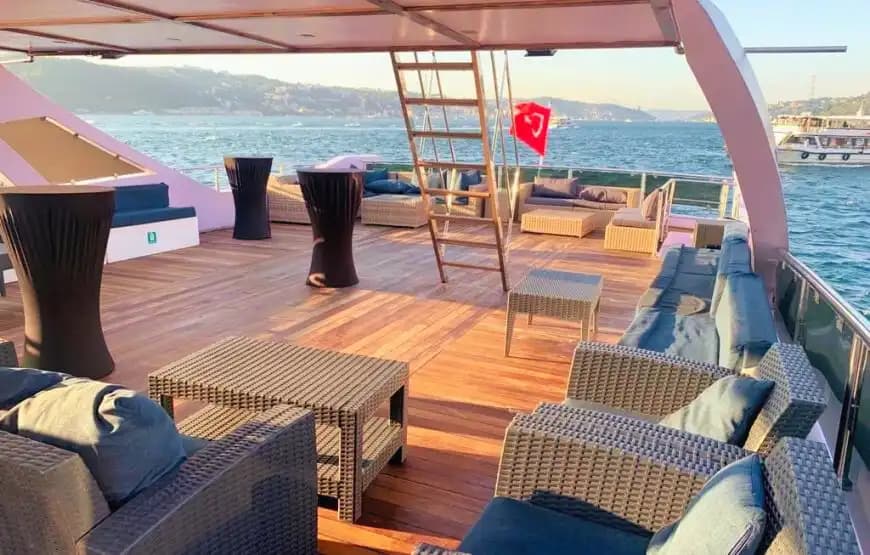 A Spacieux 90-Person Capacity Yacht for Graduation Balls and Business Events in Istanbul 6