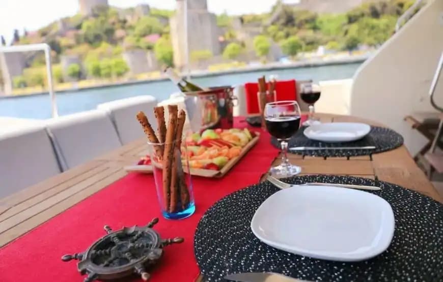 A Fantastic Bosphorus Journey con a Marques Yate a Motor Saliendo desde Bebek! 10