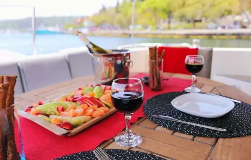 A Fantastic Bosphorus Journey con a Marques Yate a Motor Saliendo desde Bebek! 6