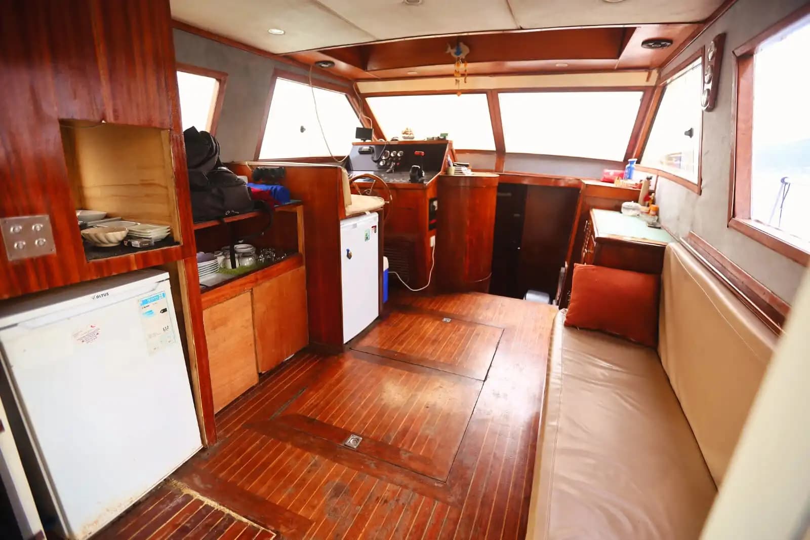 Discover the Most Beautiful Spots of the Bosphorus with a 10-Person Capacity Yacht 14