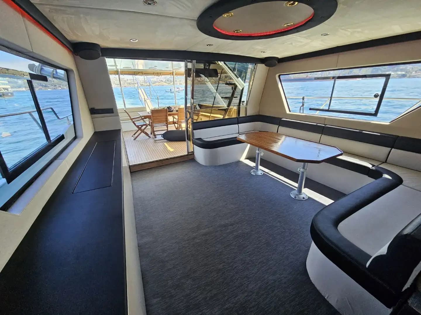 Spacieux Deck, Confortable Seating & Music System – A Yacht de luxe Tour in Bebek 9
