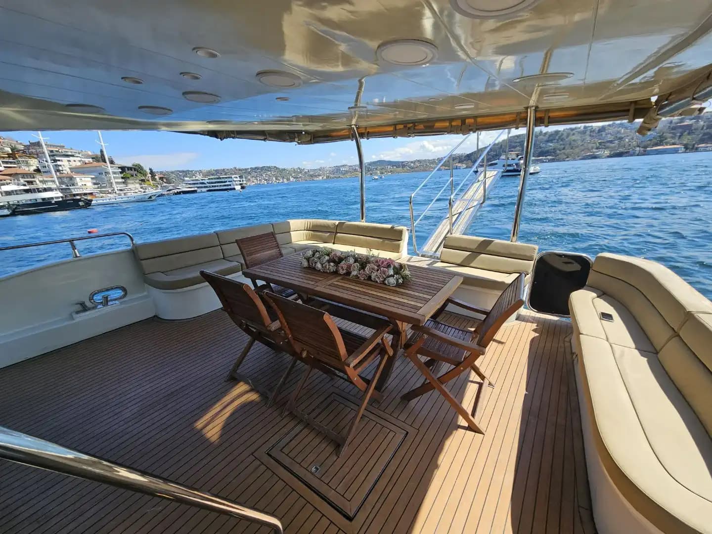 Spacieux Deck, Confortable Seating & Music System – A Yacht de luxe Tour in Bebek 7