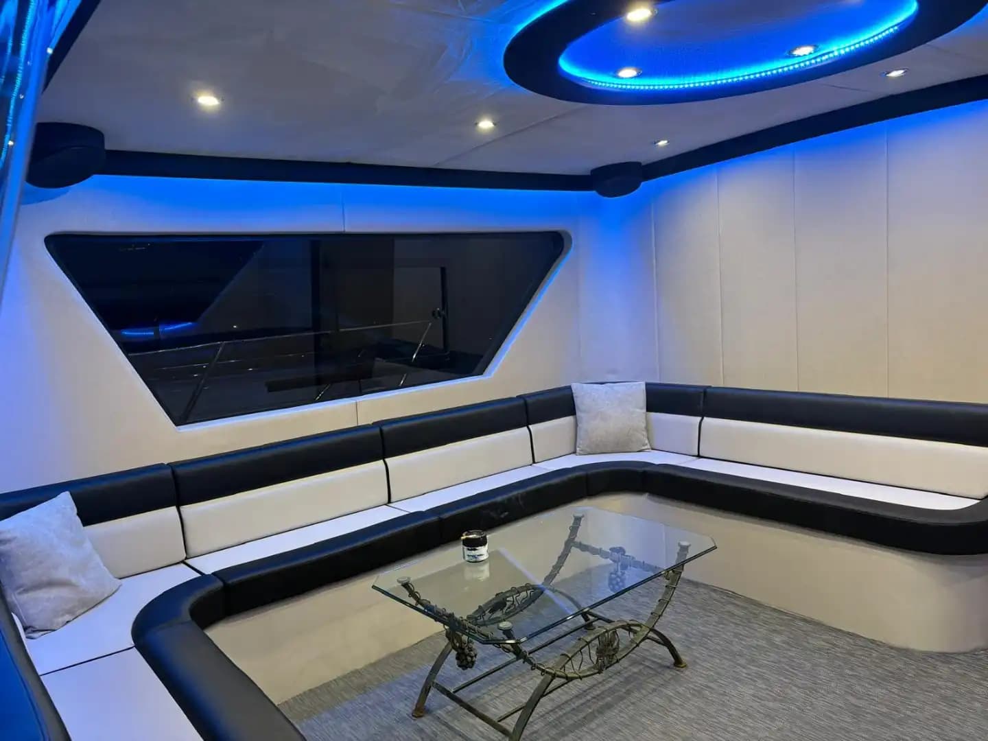 Spacieux Deck, Confortable Seating & Music System – A Yacht de luxe Tour in Bebek 8