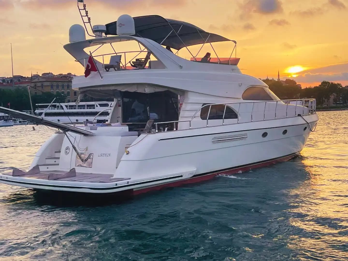 Enjoy the Atemberaubend Bosphorus Views on a 21-Meter Maßgefertigte Jacht 4