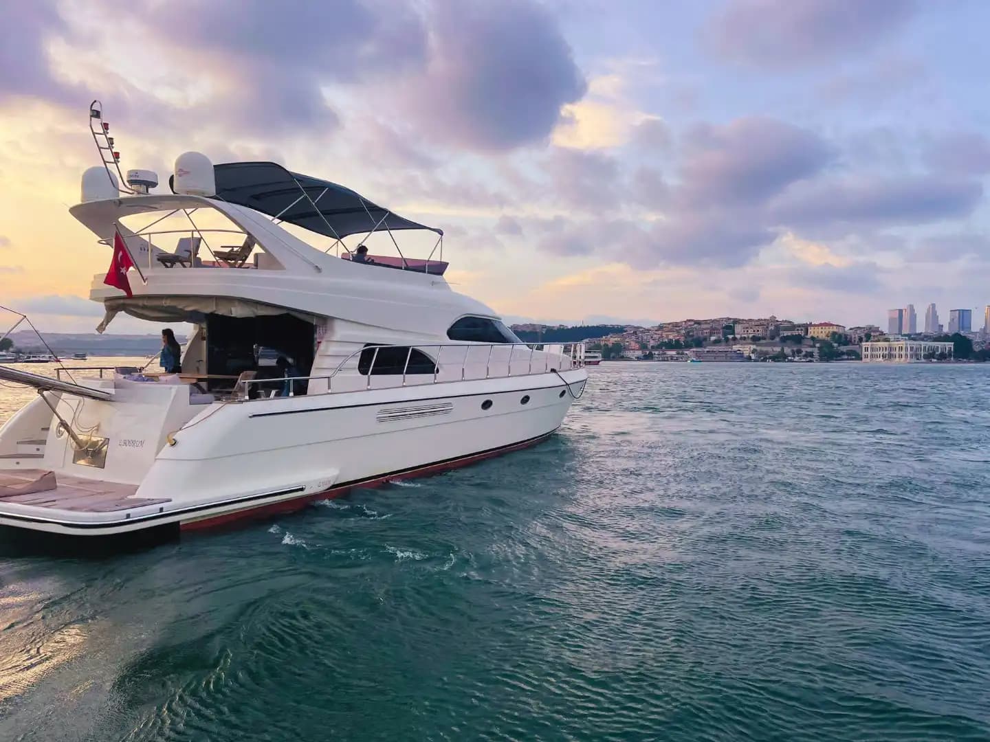 Enjoy the Atemberaubend Bosphorus Views on a 21-Meter Maßgefertigte Jacht 3