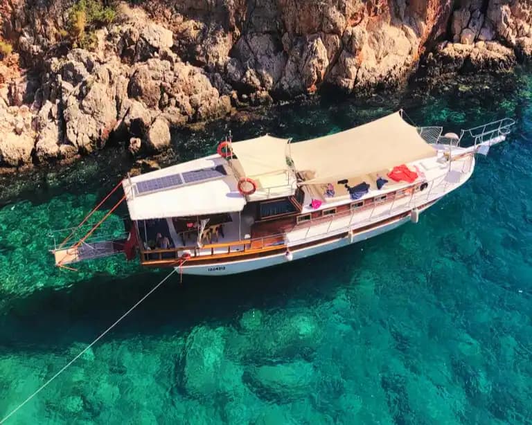 Discover the Mittelmeer with a 6-Kabine, 12-Personen Gulet - Party auf dem Boot