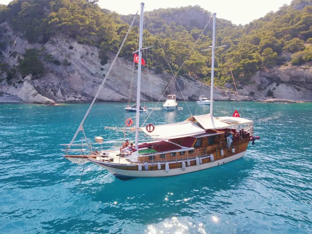 Romantik Kaçamaklardan Aile Tatillerine – Kemer’de Gulet Kiralama