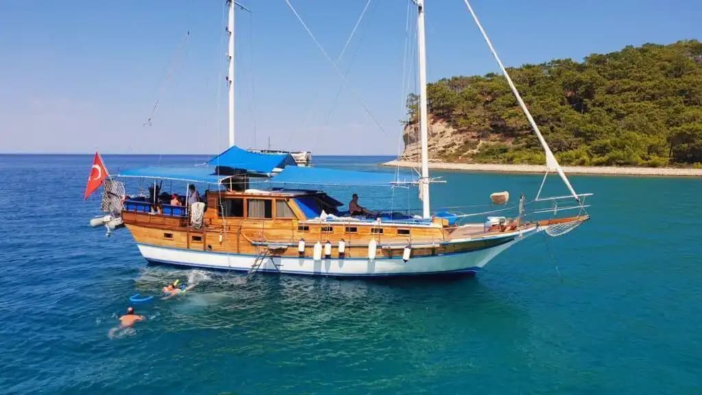 Romantik Kaçamaklardan Aile Tatillerine – Kemer’de Gulet Kiralama