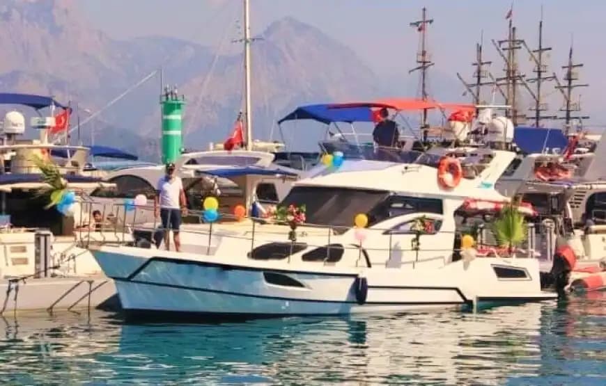 Kemer Koylarında Günlük Motoryat Turu – Yüzme Platformu ve Geniş Güverte