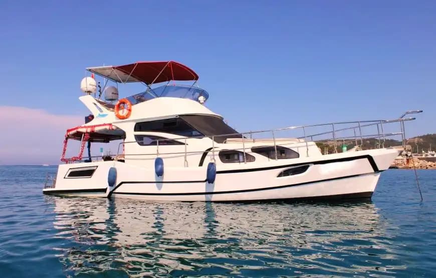 Kemer Koylarında Günlük Motoryat Turu – Yüzme Platformu ve Geniş Güverte