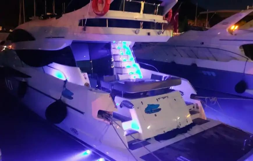 Vier in luxe: Azimut jacht voor feesten en evenementen 5