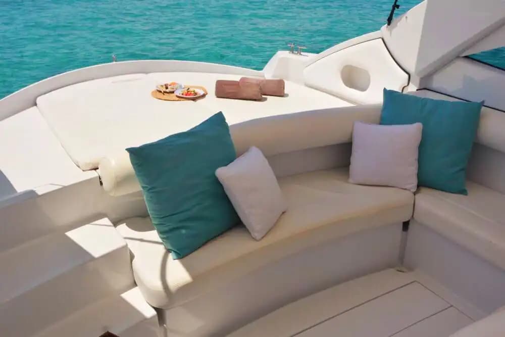 Host Your Business Meeting at Sea: Premium Pershing Location de yacht 4