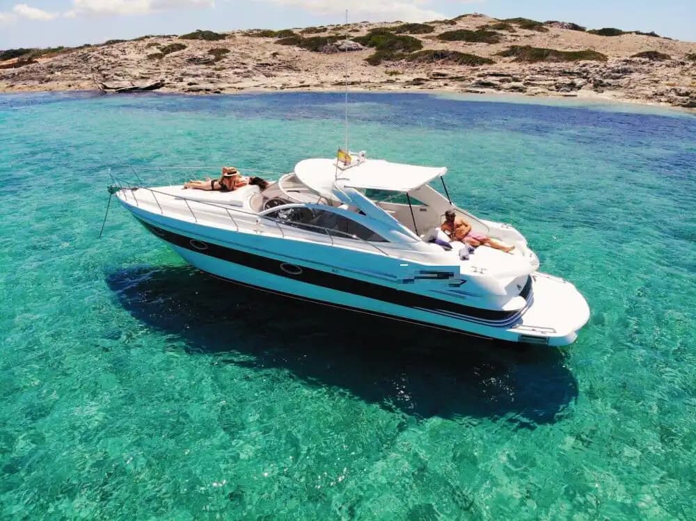 Host Your Business Meeting at Sea: Premium Pershing Location de yacht 2