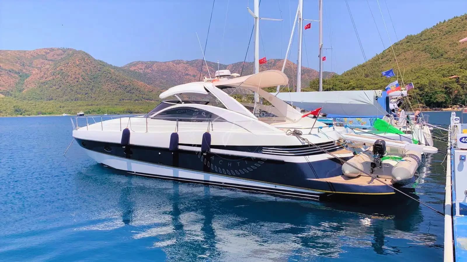 Host Your Business Meeting at Sea: Premium Pershing Location de yacht 3