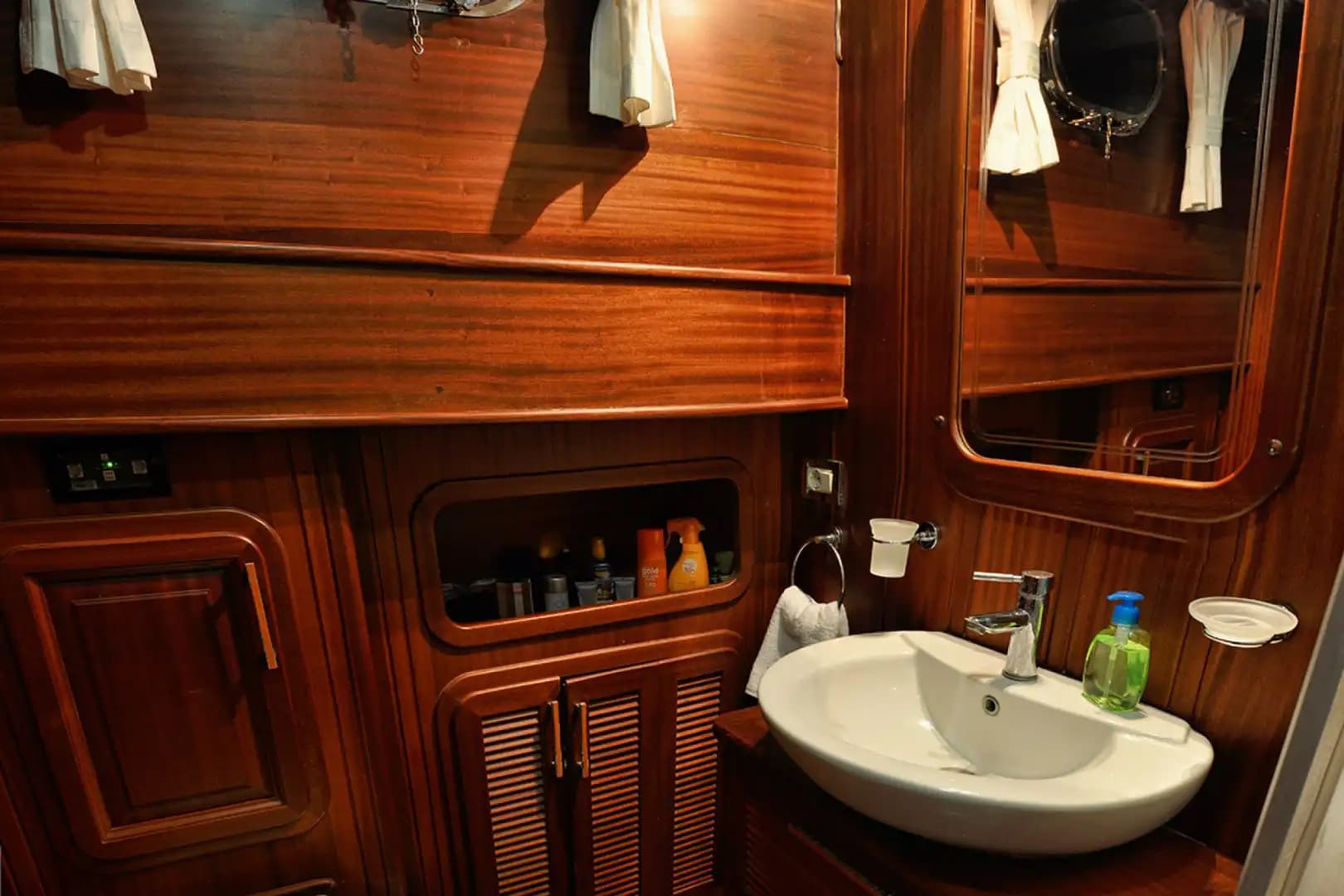 Voyage bleu with Spacieux Deck and Confortable Cabins in Marmaris 9