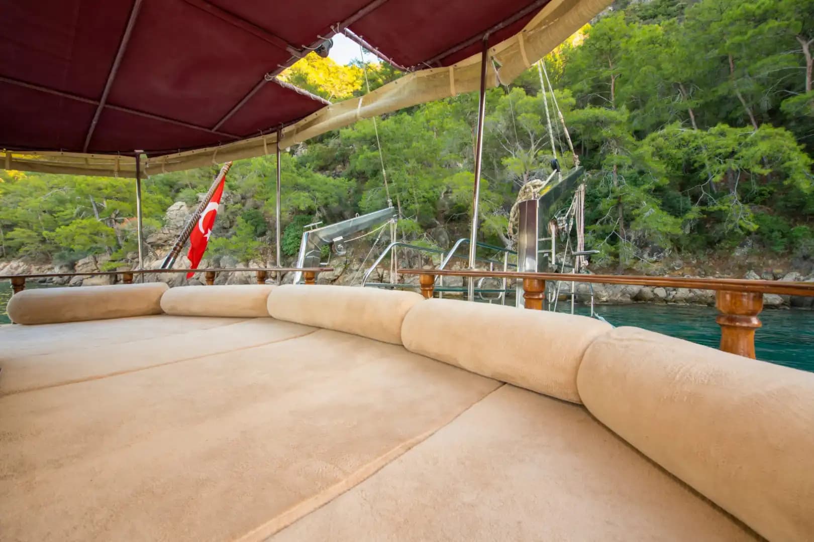A Special Route in Fethiye's Blues: Komfortabel and Geräumig Gulet 7