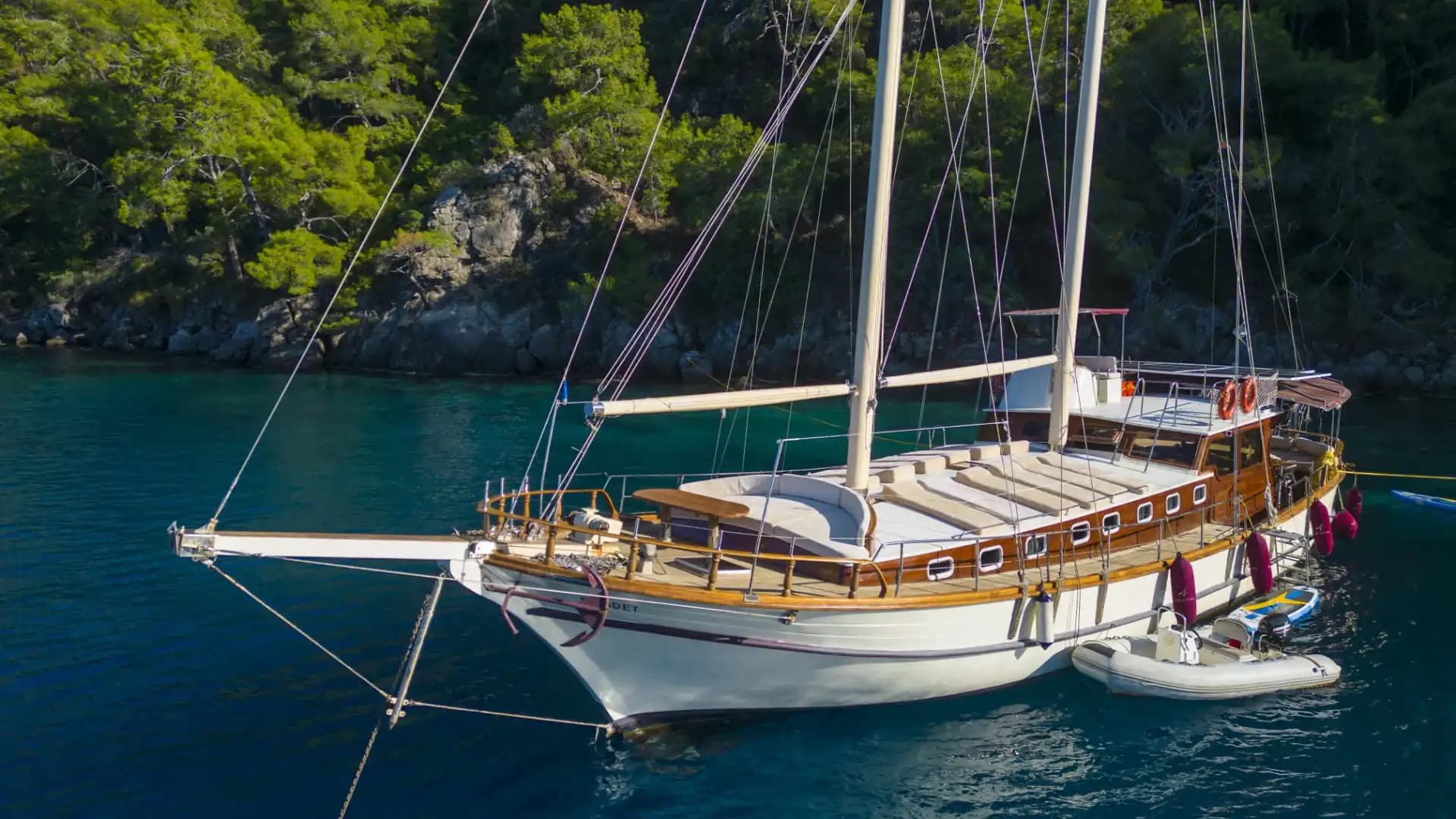 A Special Route in Fethiye's Blues: Komfortabel and Geräumig Gulet 5