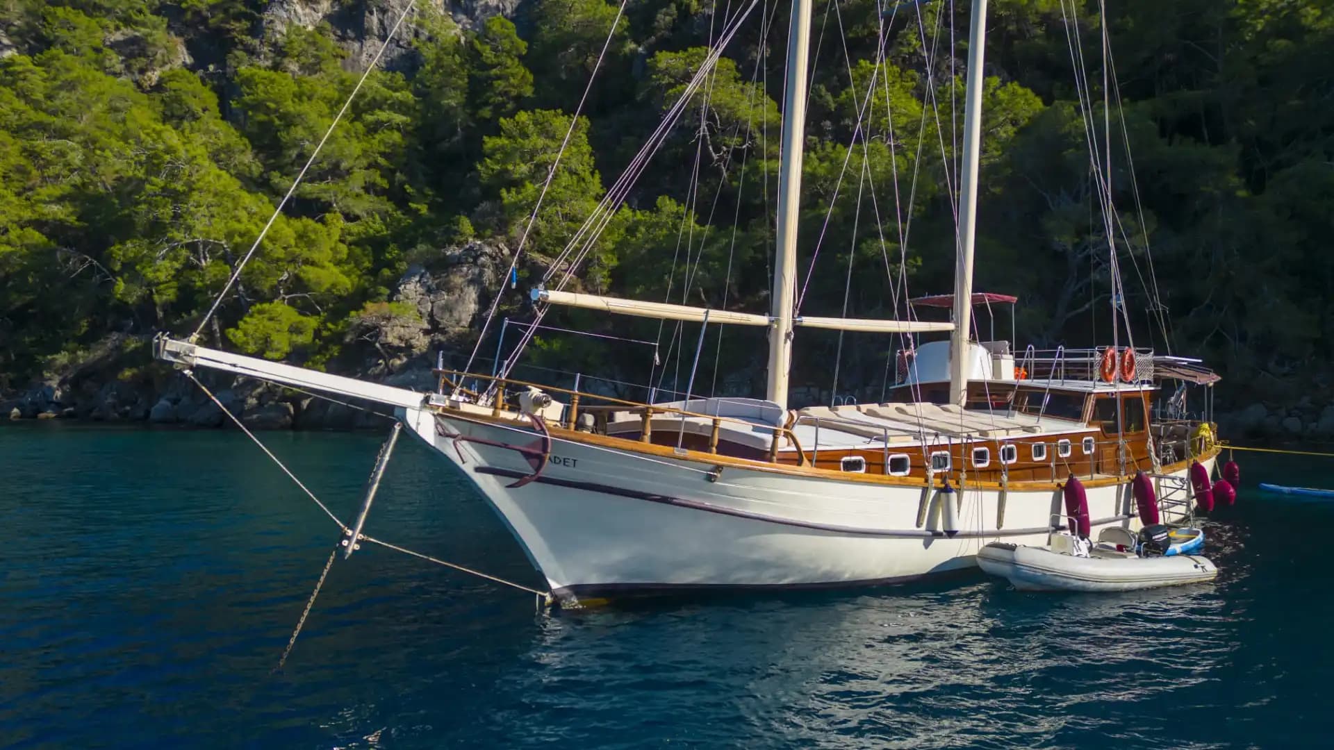 A Special Route in Fethiye's Blues: Komfortabel and Geräumig Gulet 19