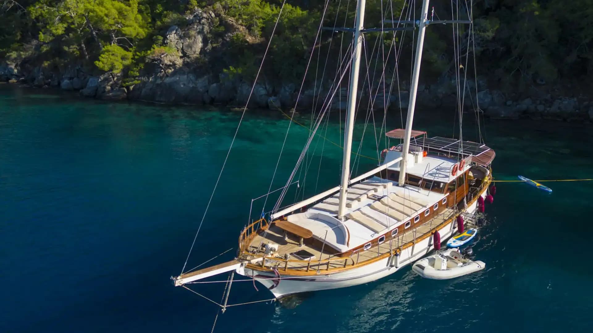 A Special Route in Fethiye's Blues: Komfortabel and Geräumig Gulet 4