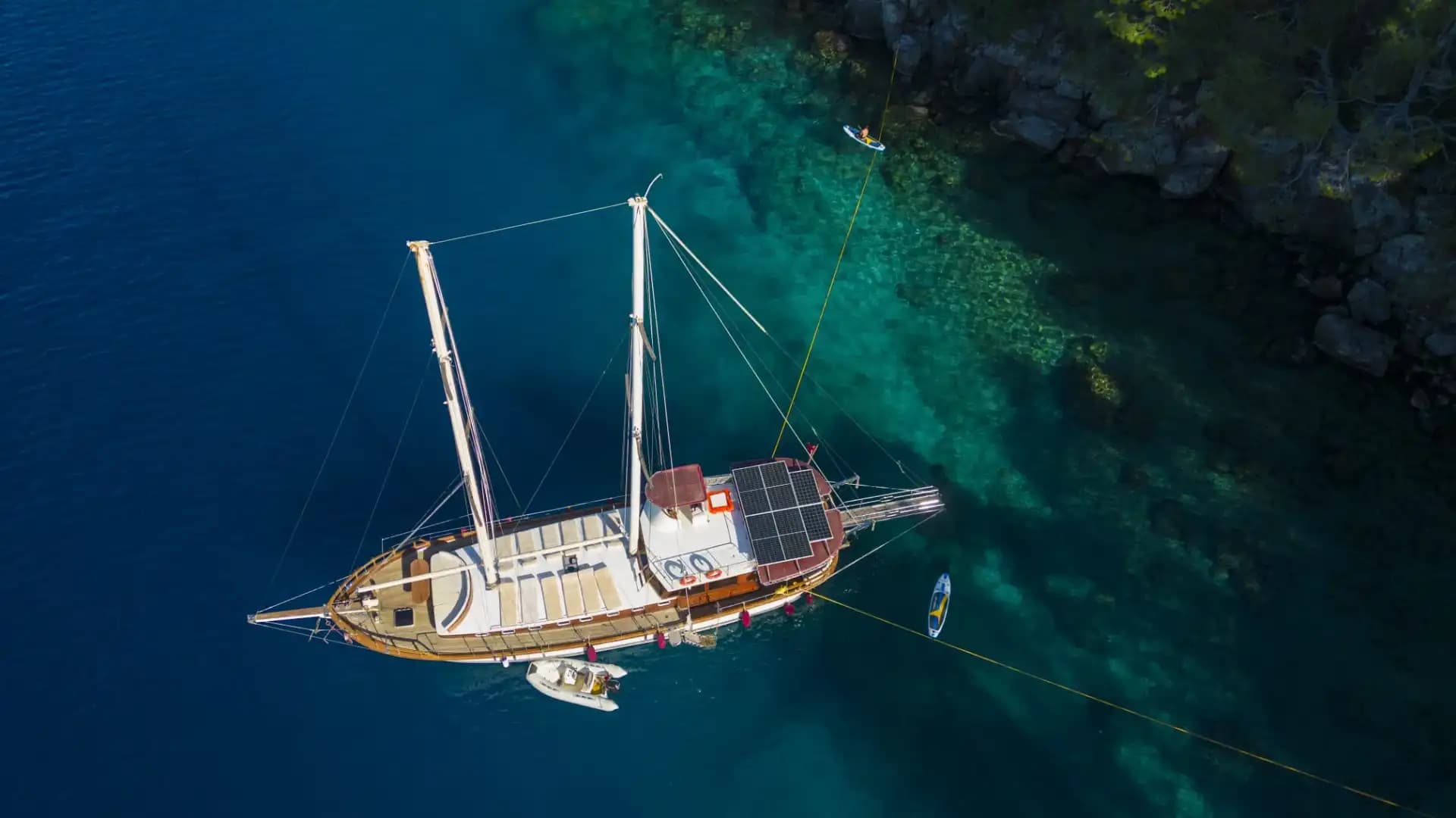 A Special Route in Fethiye's Blues: Komfortabel and Geräumig Gulet 15