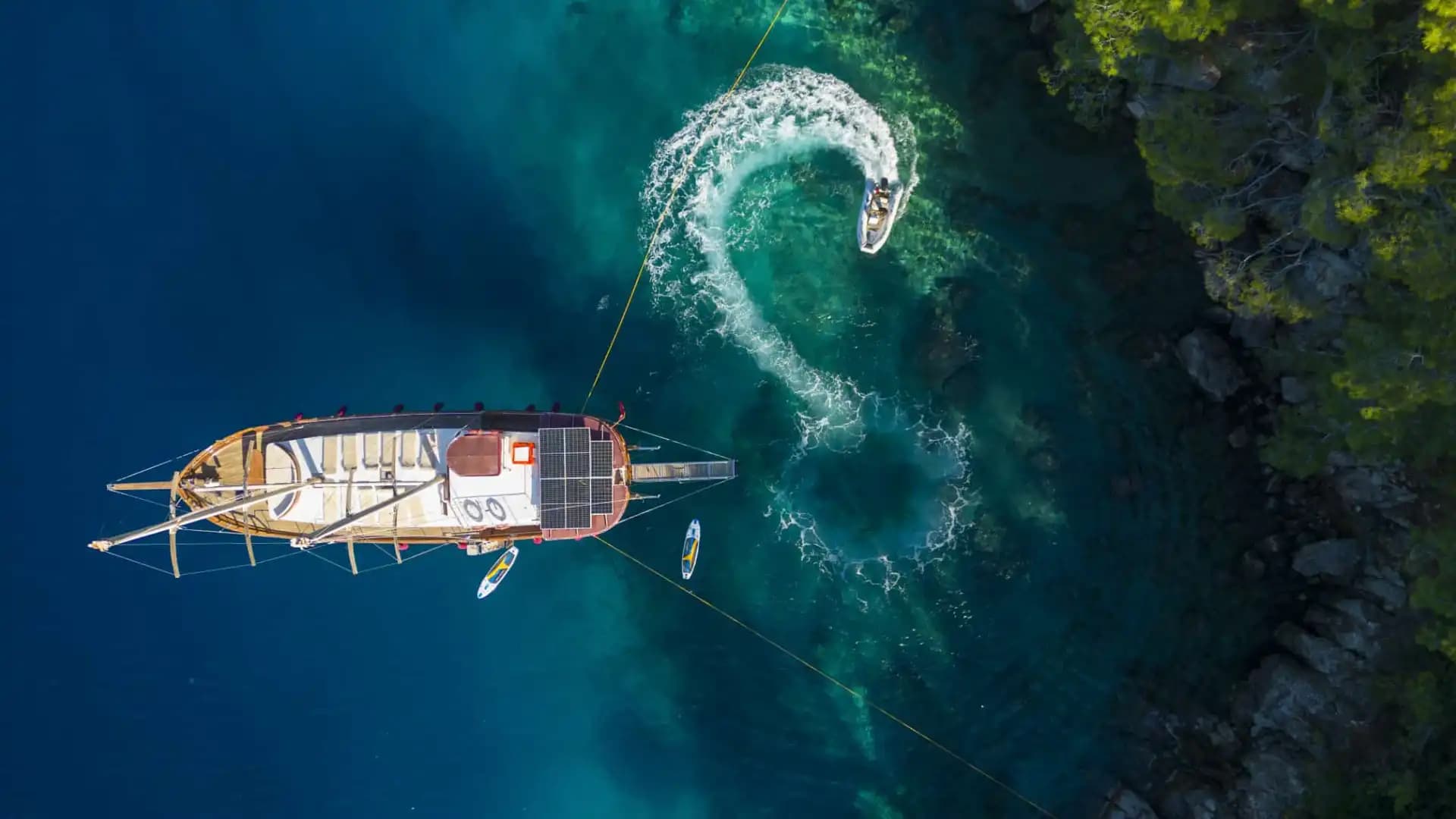 A Special Route in Fethiye's Blues: Komfortabel and Geräumig Gulet 10