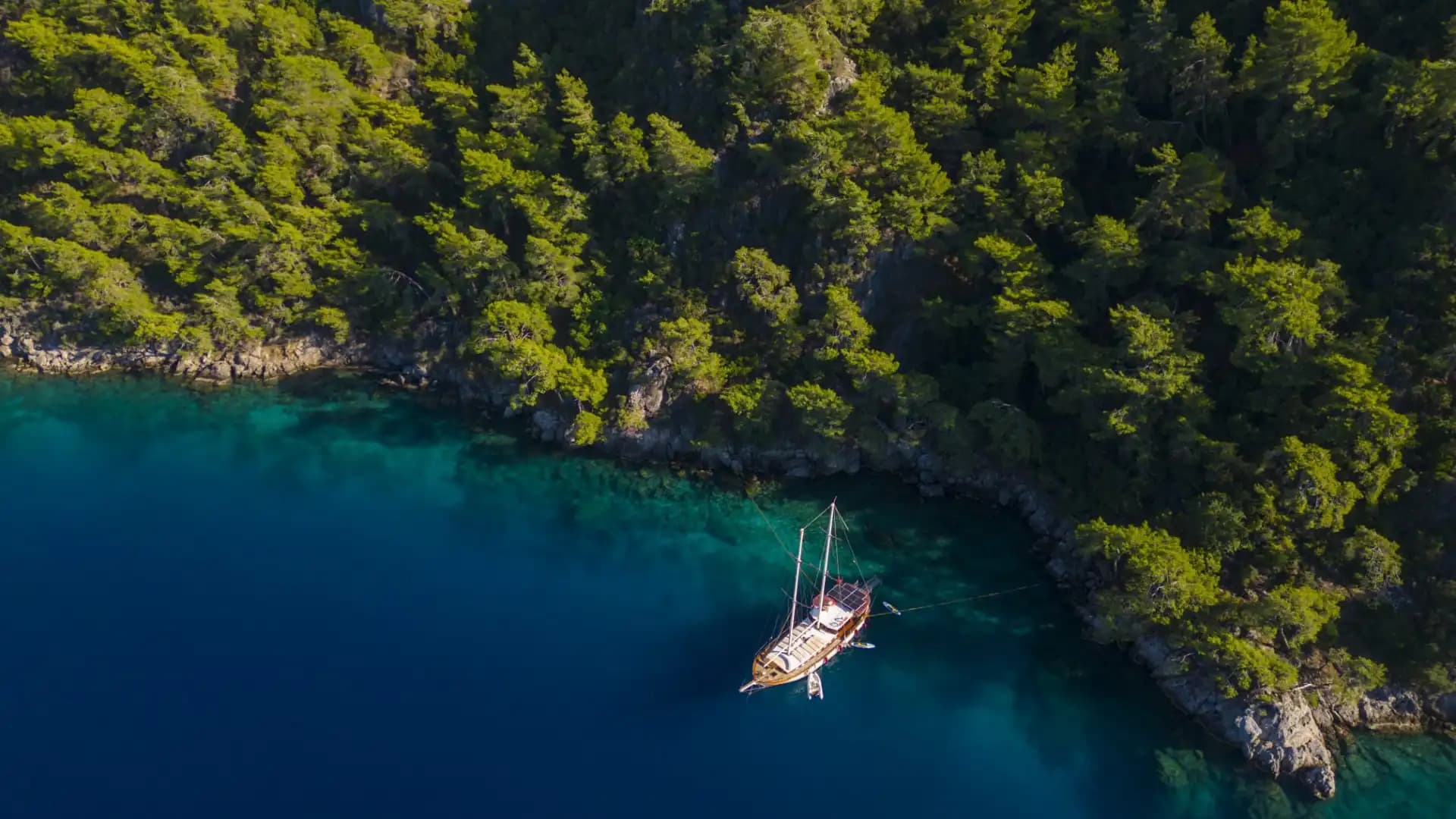 A Special Route in Fethiye's Blues: Komfortabel and Geräumig Gulet 9