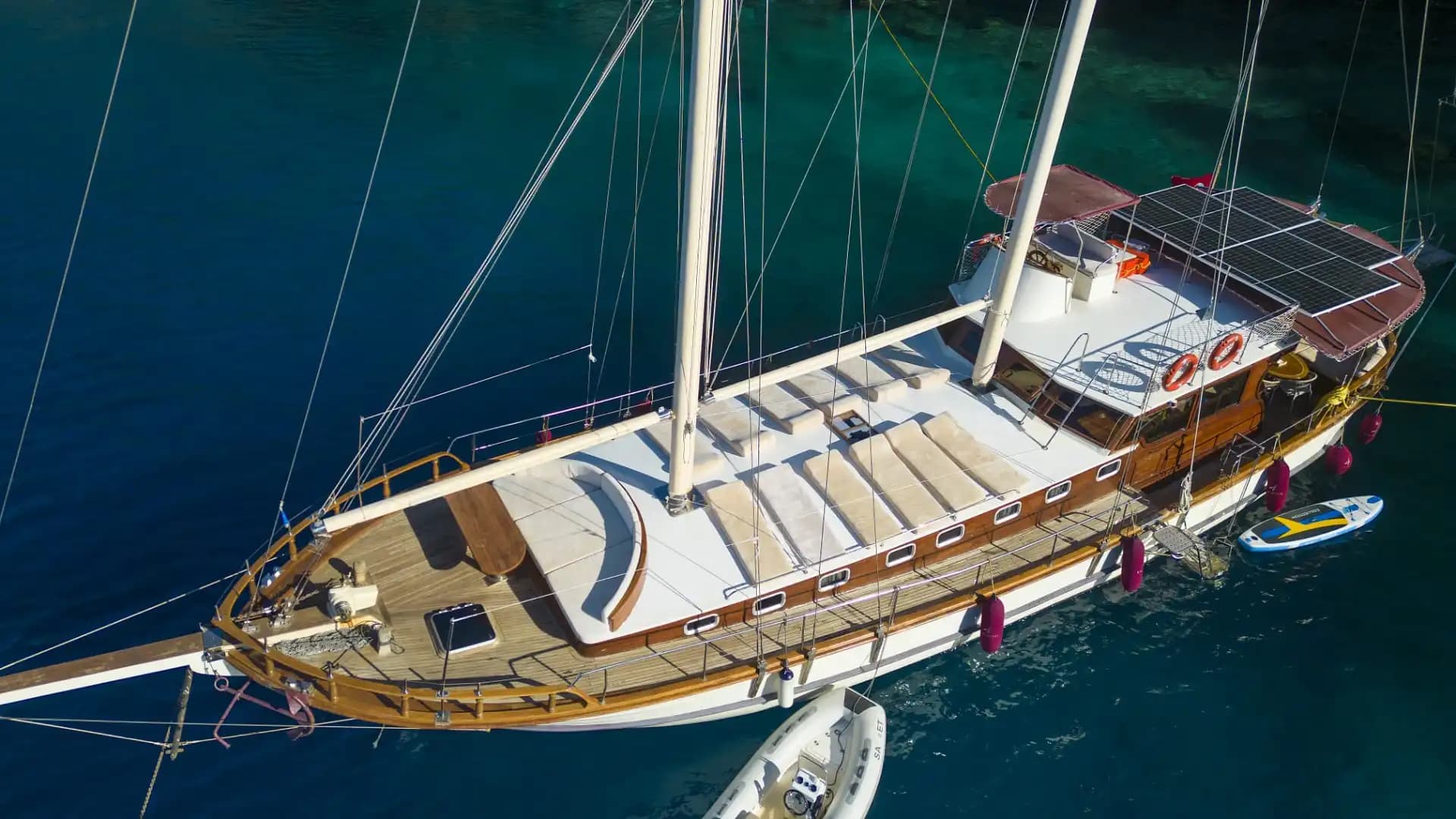 A Special Route in Fethiye's Blues: Komfortabel and Geräumig Gulet 18