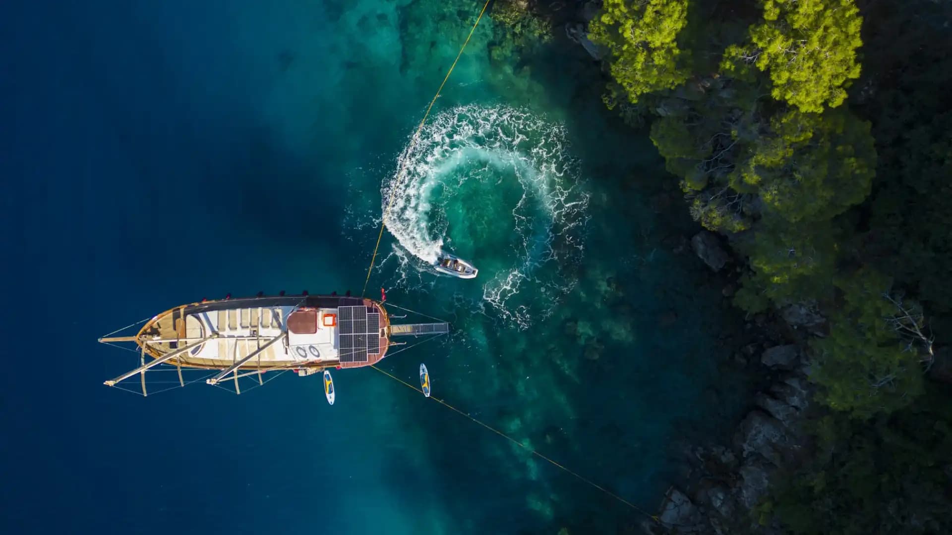 A Special Route in Fethiye's Blues: Komfortabel and Geräumig Gulet 16