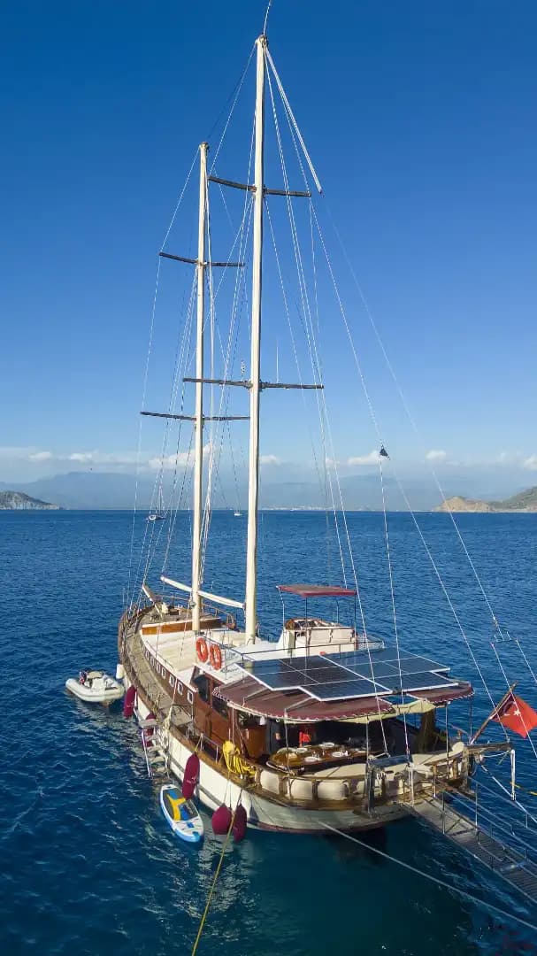 A Special Route in Fethiye's Blues: Komfortabel and Geräumig Gulet 24