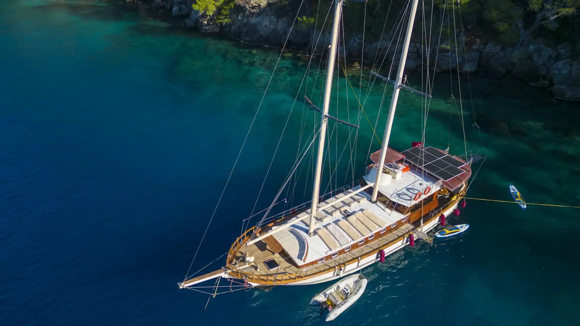 A Special Route in Fethiye's Blues: Komfortabel and Geräumig Gulet 3